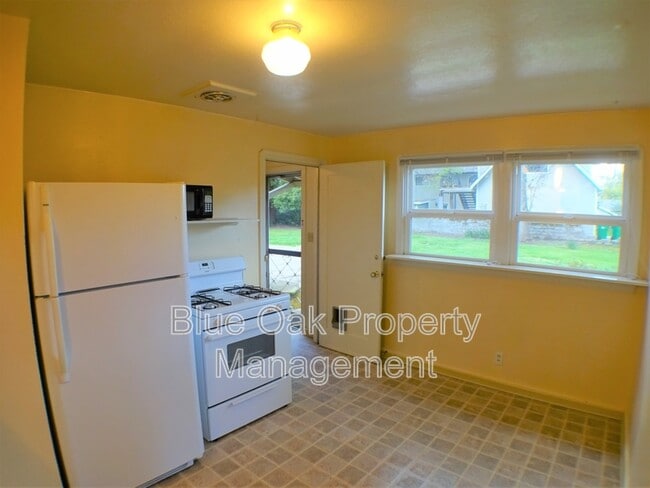 Photo - 1476 E 8th St