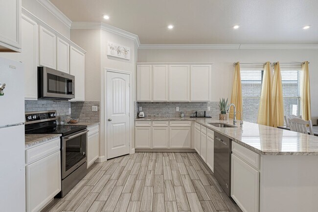 Photo - 907 E 89th St