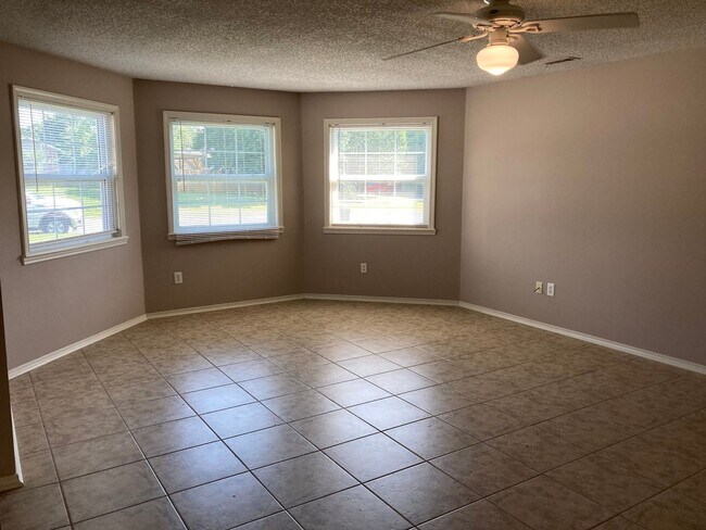 Photo - 3 Bedroom 2 Bath Extremely close to Wedington Exit !