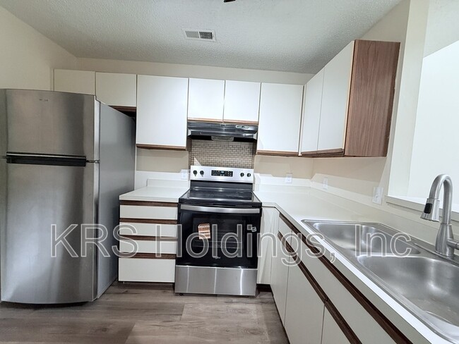 4921 Hollenden Dr Unidad 303