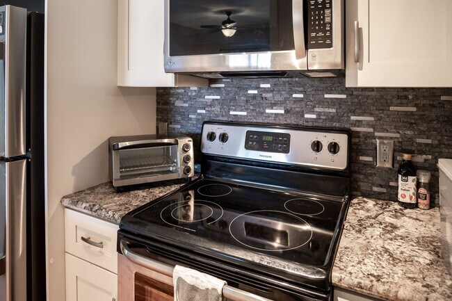 Photo - FULLY FURNISHED, 2/1.5 2nd floor condo in ...