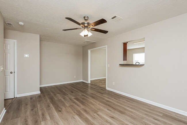 Photo - 602 Nixon Way