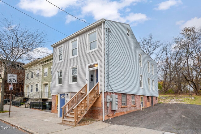 Building Photo - 69 2nd St Unit 3