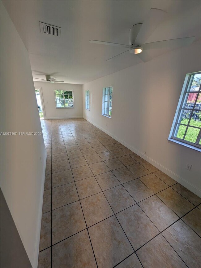 225 NW 53rd St Unidad R