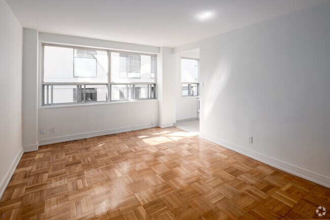 Bachelor, 1 BA - 373 SF - Cottingham Manor