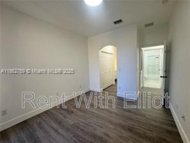 Photo - 5004 S Harbor Isles Dr