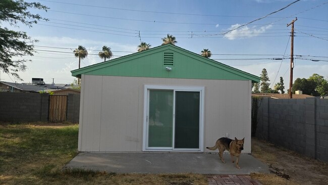 Building Photo - 1330 W 15th St Unit Guest House
