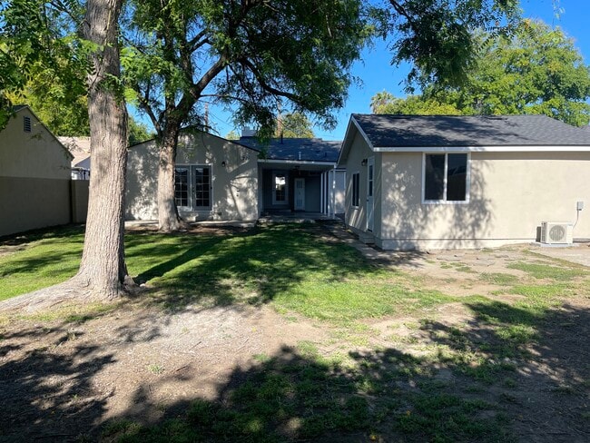 Large shaded enclosed backyard - 5457 Beck Ave