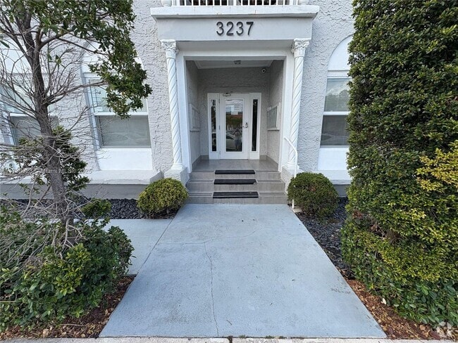 Building Photo - 3237 SW 4th St Unit 9 Rental