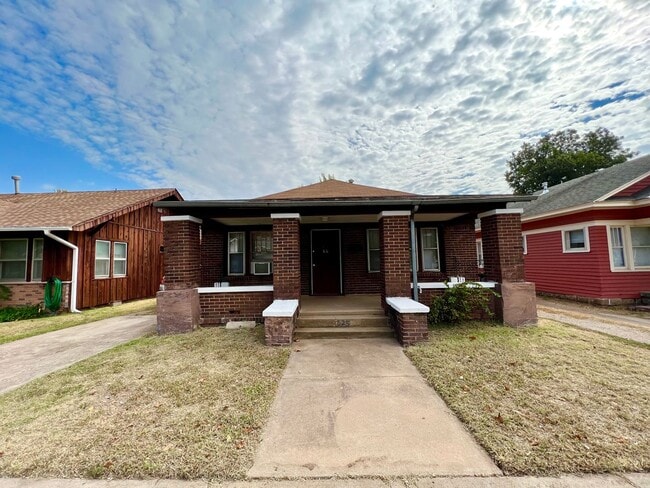 Building Photo - AVAILABLE NOW!