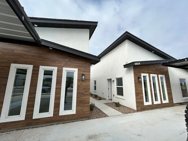 Photo - 1409 S Michigan St