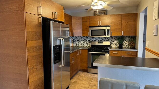 Building Photo - 9S070 Lake Dr Unit 201