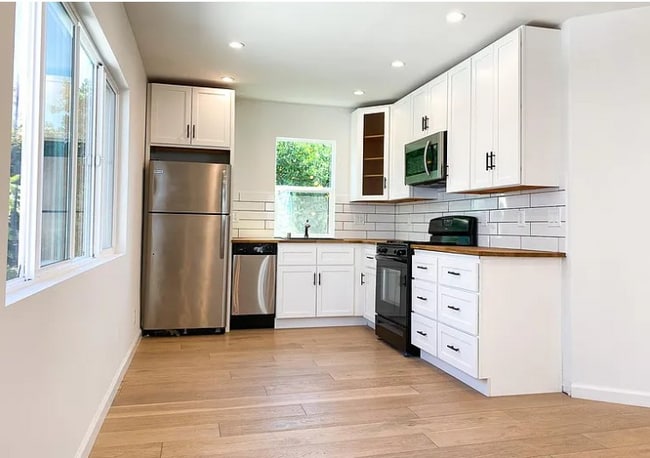Building Photo - 3003 1/2 Cloverdale Ave Rental