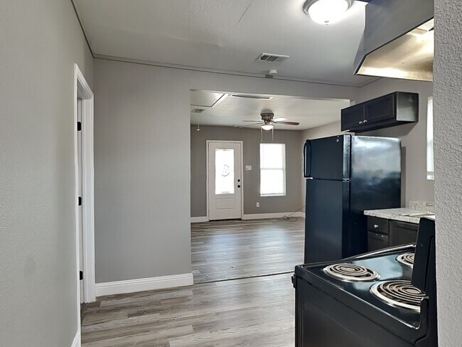 Photo - 2211 Hooper St