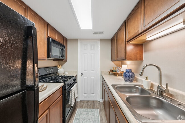 Model 1BR, 1BA - 650SF - Kitchen - Main Street on the Monon