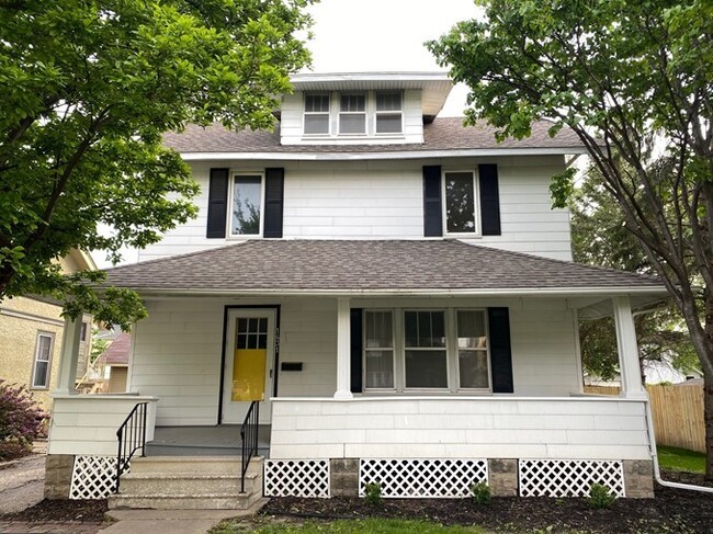 Photo - 1431 1st St SW House