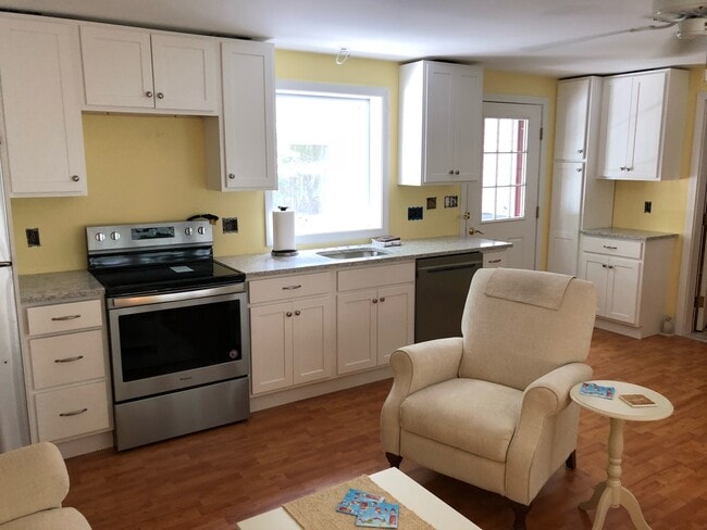 Full Kitchen - 24 Lockwood Dr Unit Kennebunk Apartment