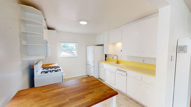 Building Photo - 855 C Ave Unit 3