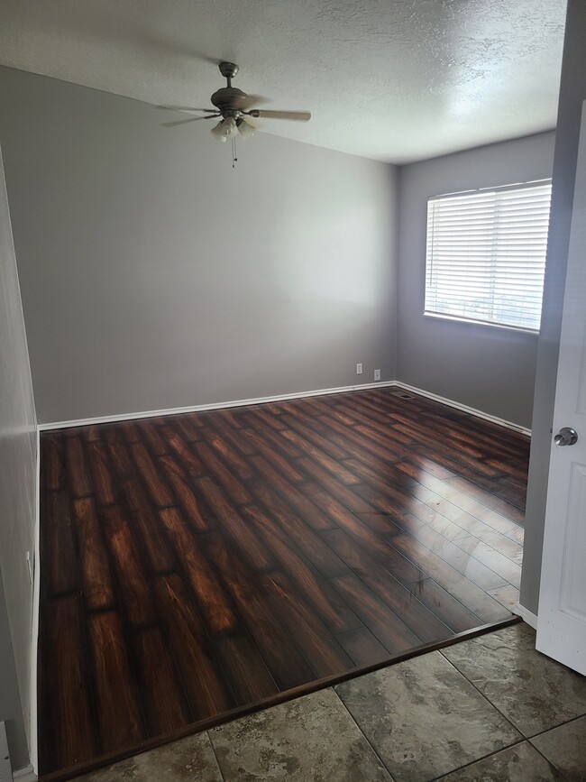 Sala de estar - 2679 S Melville Dr