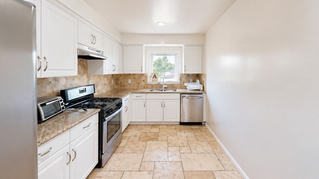 Photo - JACUZZI!! MASSIVE 5 BED 3 BATH HOME ON 63rd