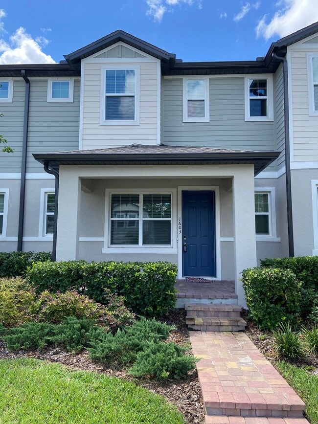 Building Photo - 3 Bedroom, 2.5 Bath Townhome in Legacy Place!