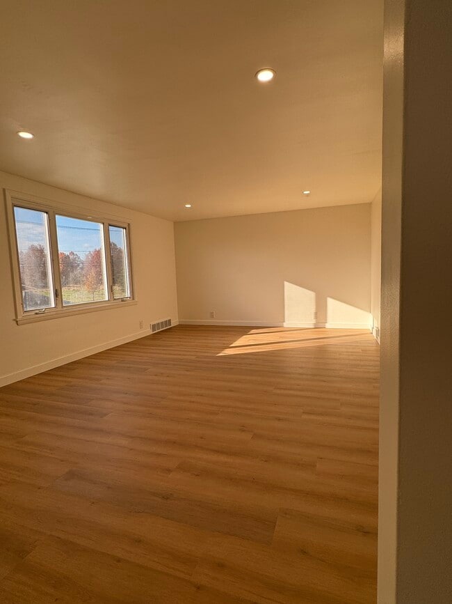 Livingroom - 249 Dunlop Ave Unit Upper