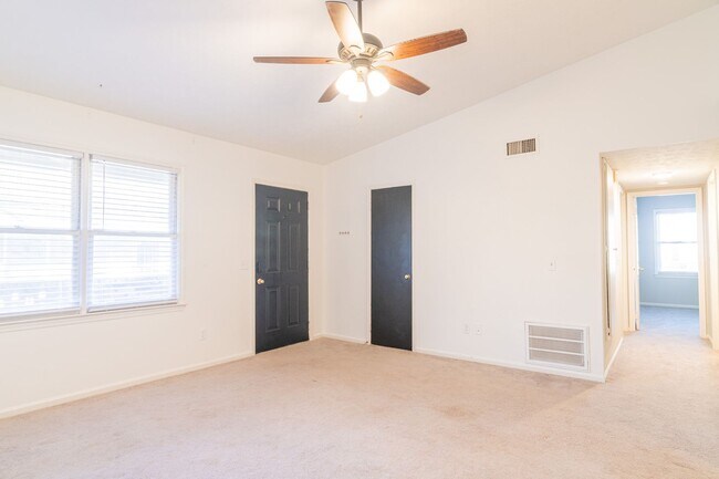Photo - Updated 2 Bed/2 Bath Condo close to Midlan... Unit 4