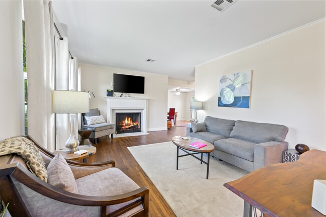 Photo - 139 E 49th St