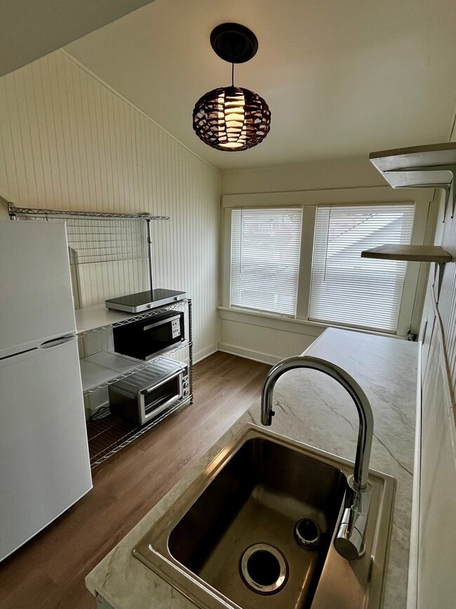 Photo - 220 N East St