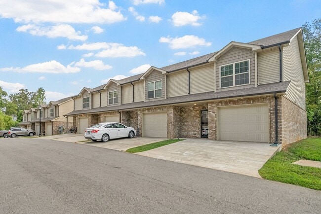 Building Photo - Sophisticated Sango Townhouse in a Gated C...