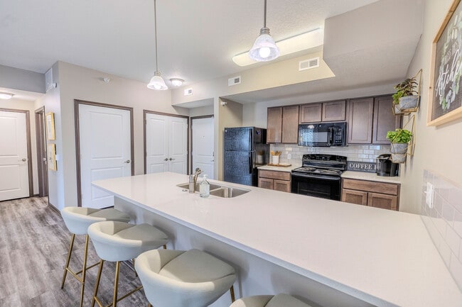 11Fifty on Olson ofrece cocinas espaciosas con lavadoras y secadoras en la unidad. - 11Fifty on Olson