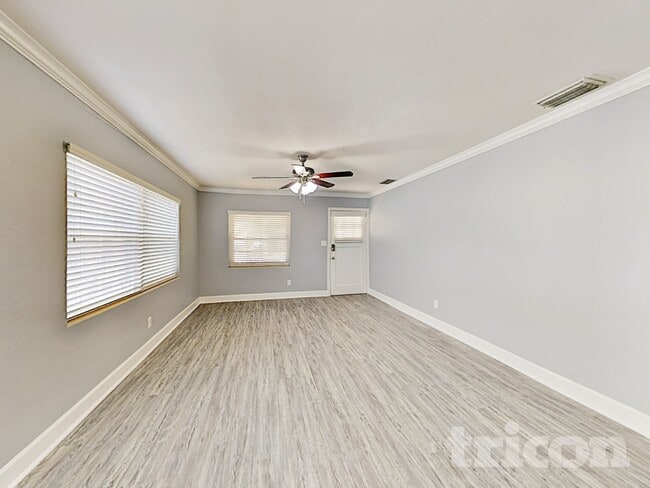 Photo - 225 W King St