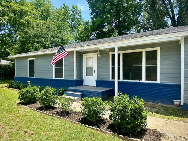 Building Photo - 104 W Primrose Ln