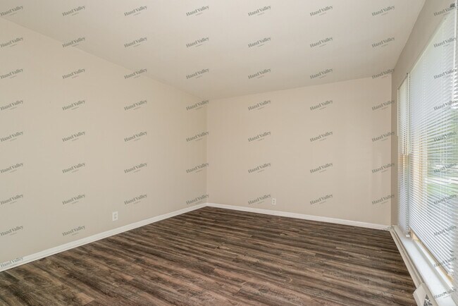 205 Flora Dr