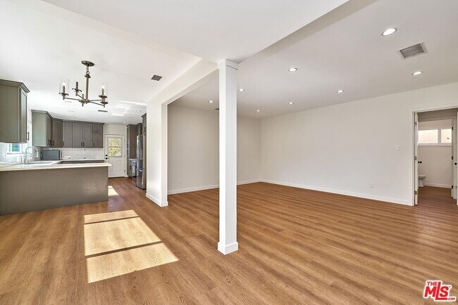 Building Photo - 6443 Columbus Ave