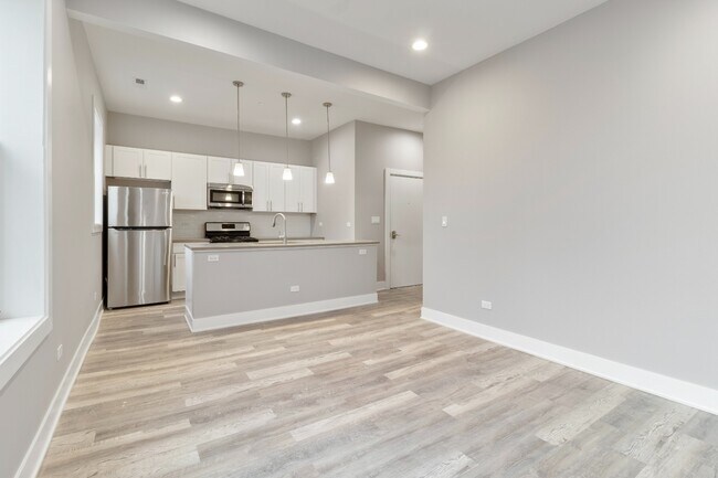 Photo - Top Floor, Gorgeous, Renovated 2bd/2bth, West Town Available 4/20 Unidad 3B