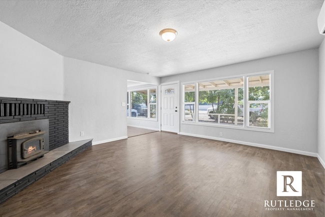 Building Photo - NEWLY REMODELED 3 bedroom home in Medford!