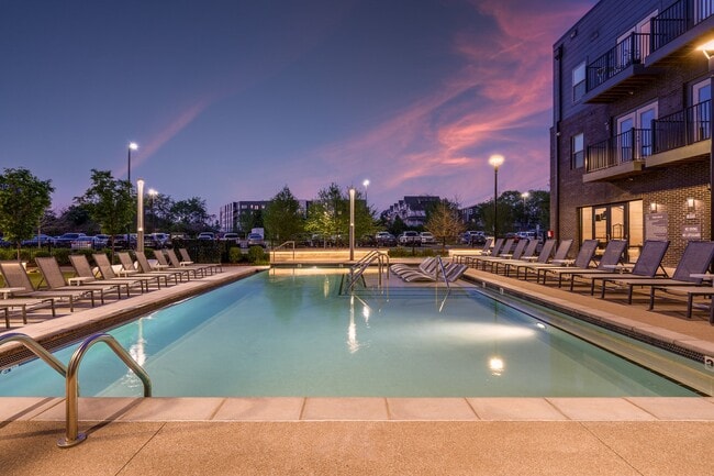 Resort-style Pool and Sundeck with Wi-Fi - Bexley Silo Bend