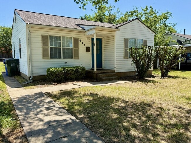 Building Photo - Super Cute HUGE Backyard! Rental