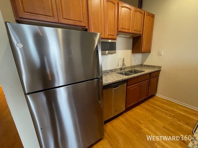 Building Photo - 1645 W Ogden Ave Unit #629 Rental