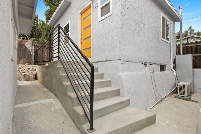 Building Photo - 2641 Riverside Terrace Unit 2645 1/2