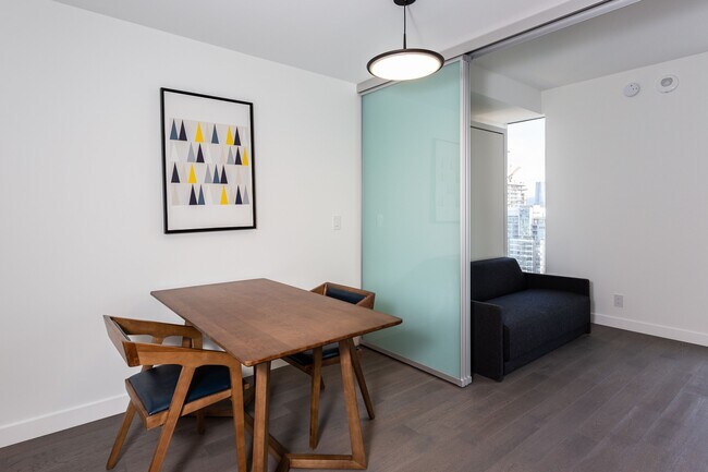 Photo - 1480 Howe St