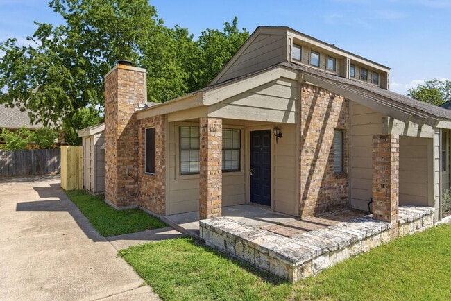 Photo - "Bright and Spacious 2-1 Duplex with Flexible Loft Space in Prime Keller Location!"
