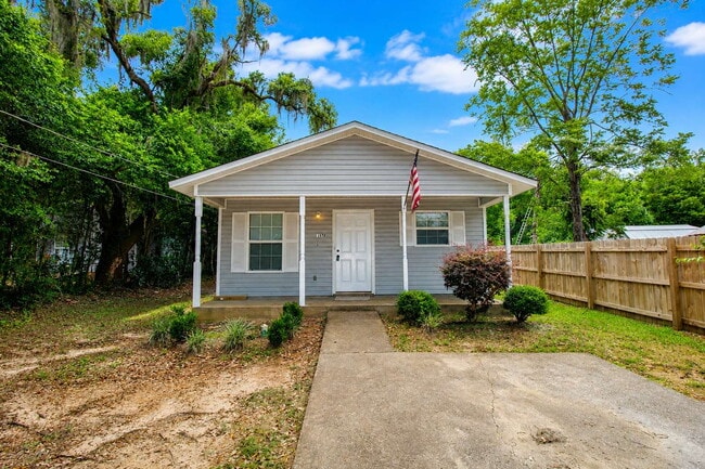 Building Photo - 3BR Cottage-Style Home in Milton with LVP Flooring, Partially Fenced Yard & Convenient Location N...