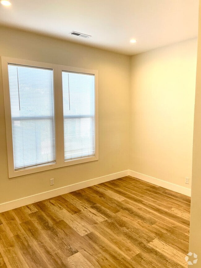 Building Photo - Remodeled private room with bath in sunny ... Unit A-4 Rental