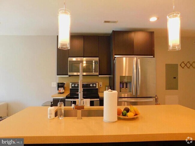 Building Photo - 1516 Green St Unit F Rental