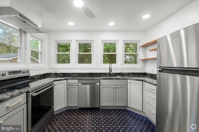 Building Photo - 422 W Clifford St Rental