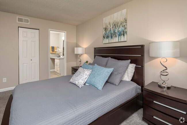 2 beds, 1.5 baths, 950 sq ft