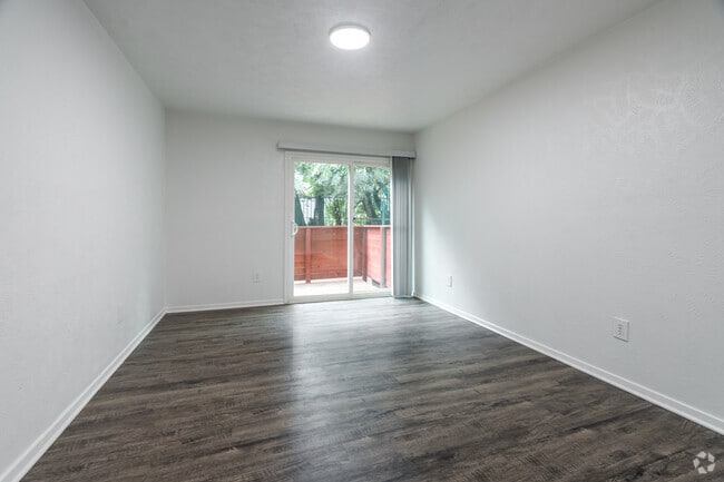 2 habitaciones, 1.5 baños - 865 pies cuadrados - Sala de estar - The Courtland