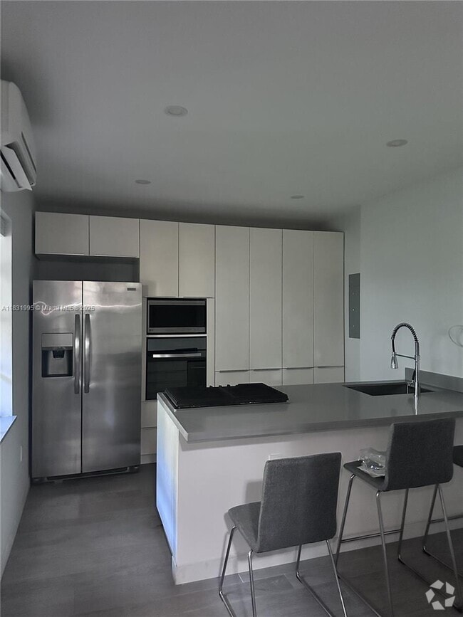 Building Photo - 1560 Jefferson Ave Unit 3 Rental